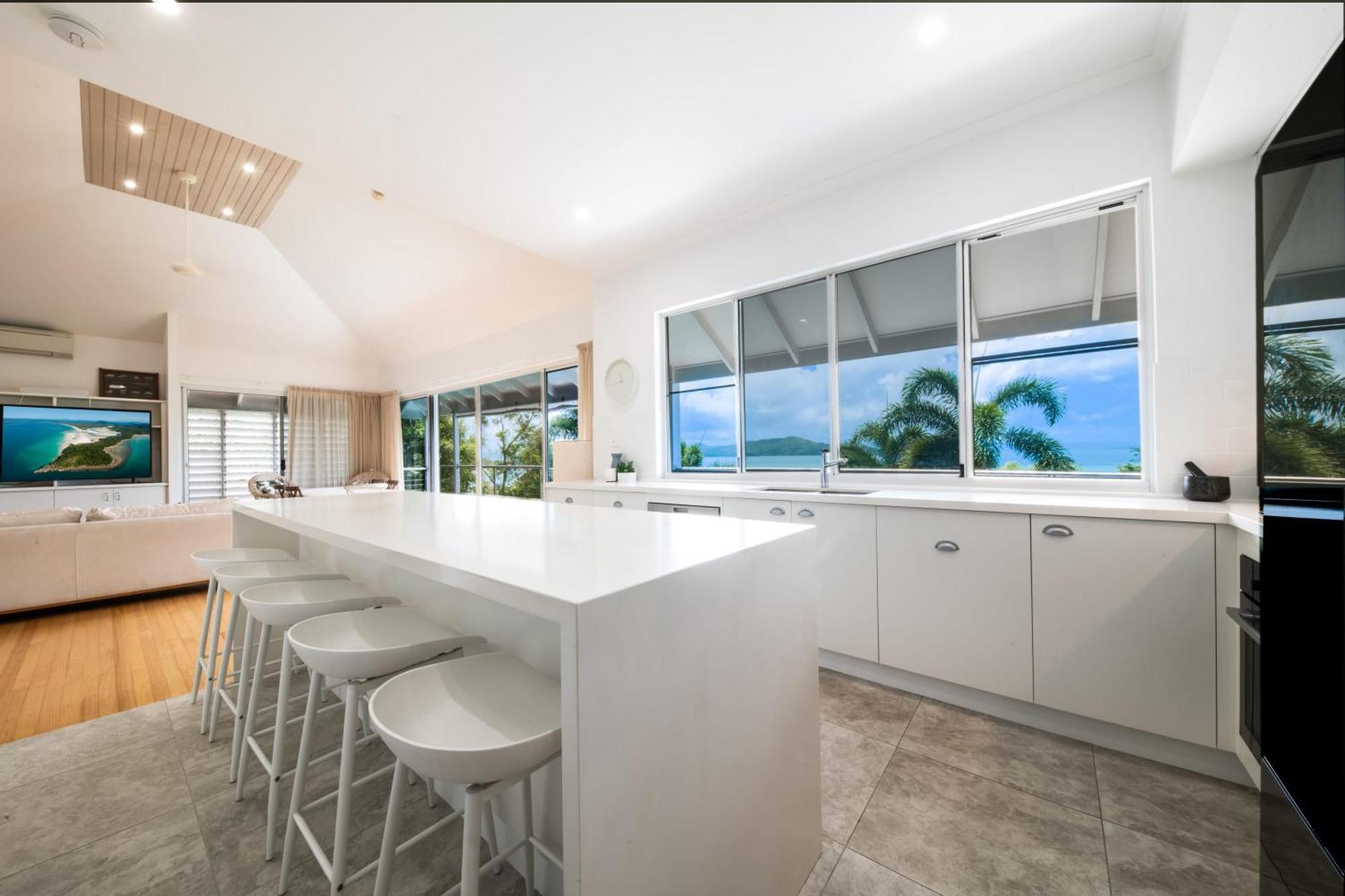 Seascape On Shutehaven - Whitsunday Views Holiday Home Shute Harbour Exterior photo